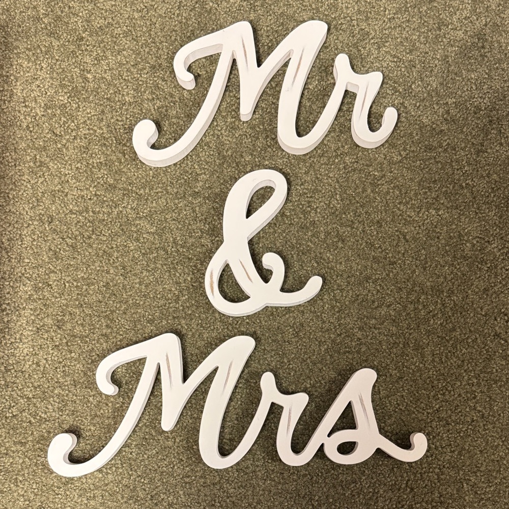 White 'Mr & Mrs' Decorative Sign